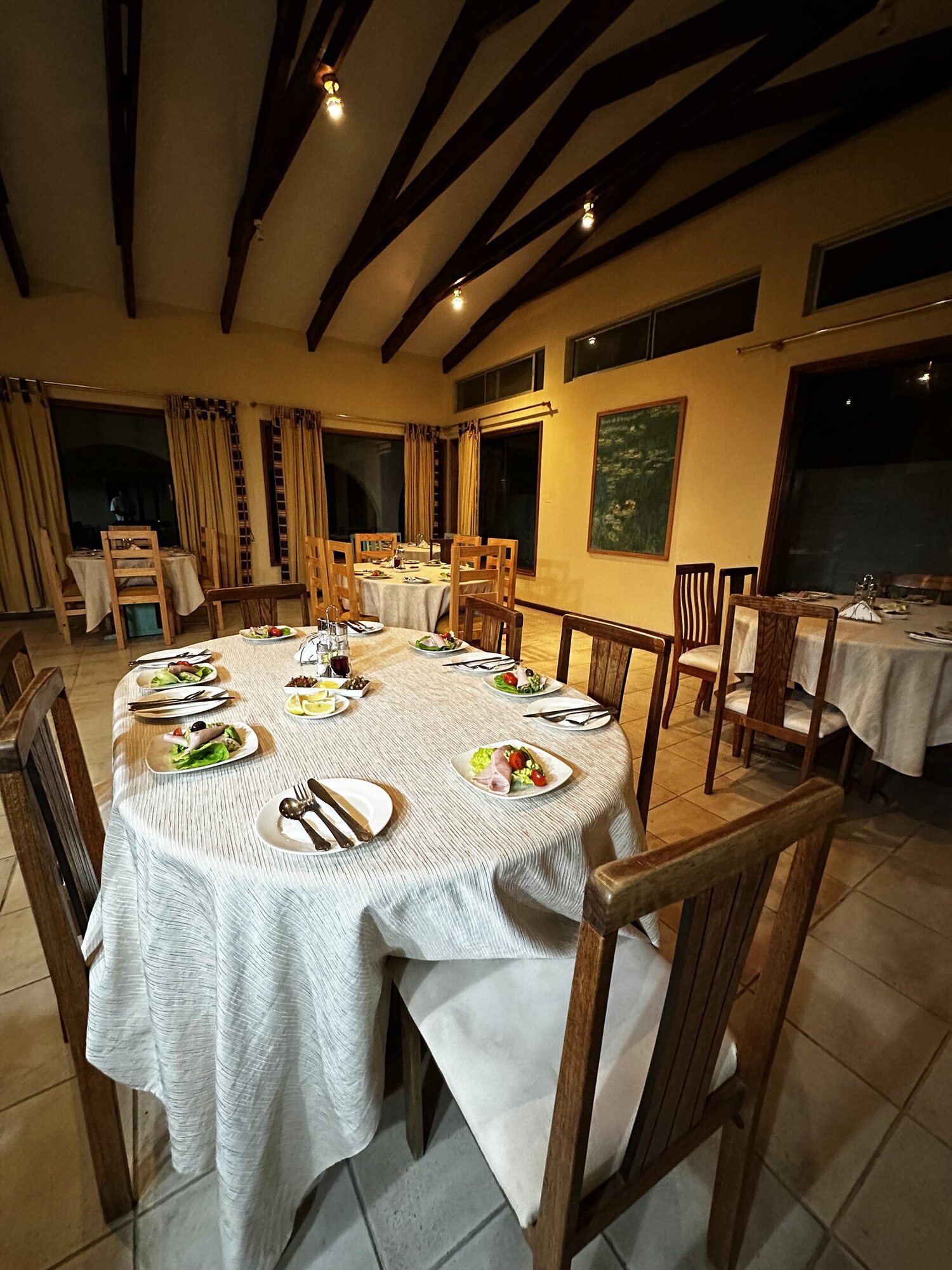 Salón comedor con servicio formal, activable bajo contrato