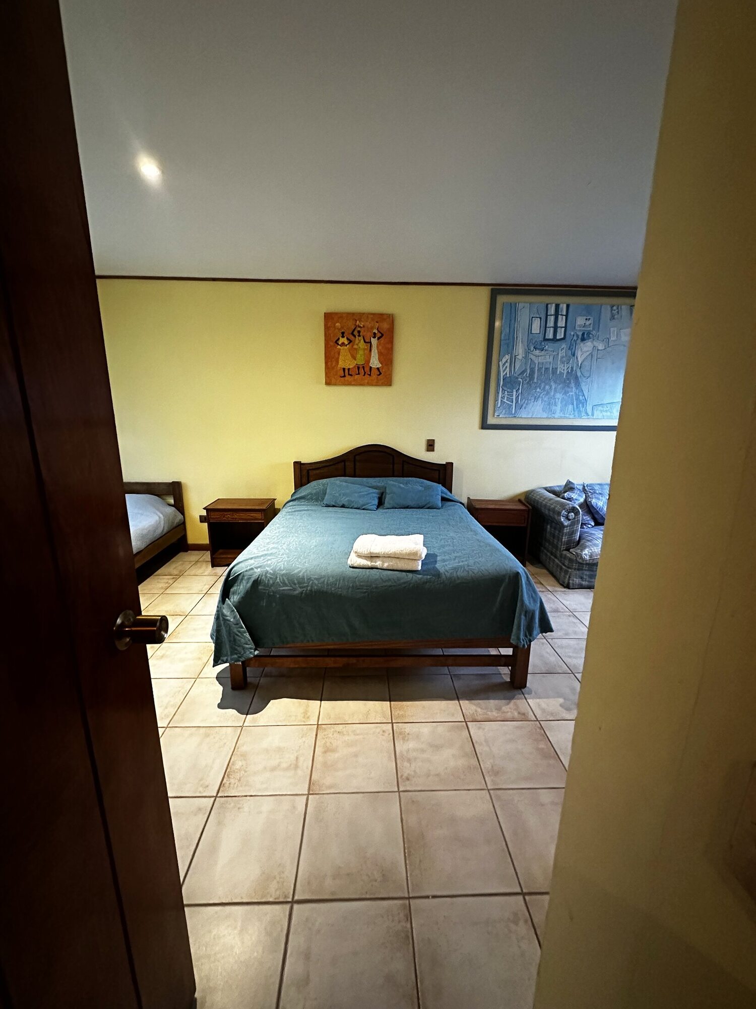 Dormitorio equipado y ordenado de una residencia de Playa Blanca